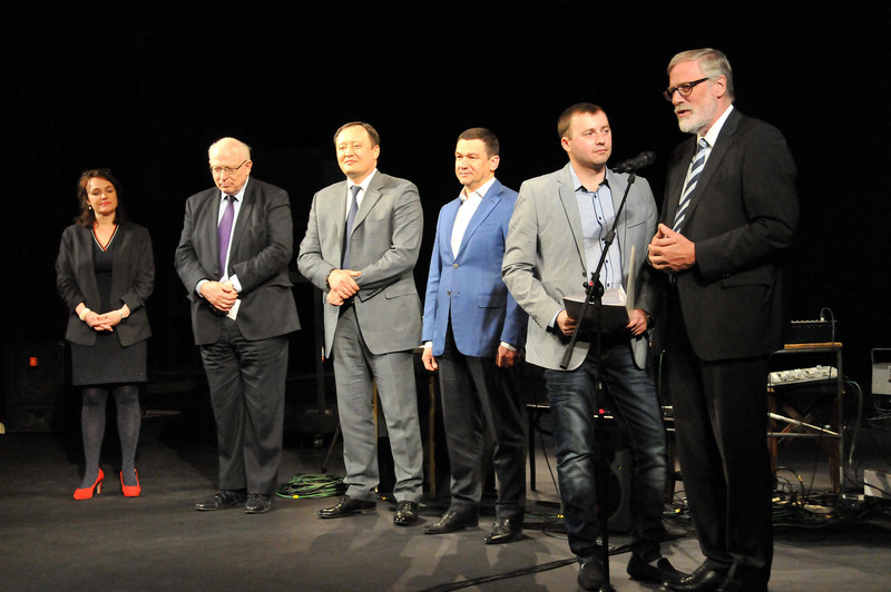 Das Bild zeigt die Redner der Eröffnungsveranstaltung des deutsch-ukrainischen Theaterfestivals in Saporischschja, darunter ganz rechts Kulturminister Rainer Robra.