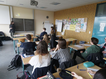Das Foto zeigt die Schülerinnen und Schüler bei der Begriffsammlung zur EU. 