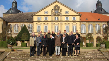 Das Foto zeigt die Teilnehmer der Projektbesichtigung vor Schloss Hundisburg.
