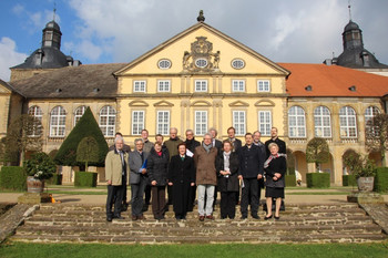 Das Foto zeigt die Teilnehmer der Projektbesichtigung vor Schloss Hundisburg.