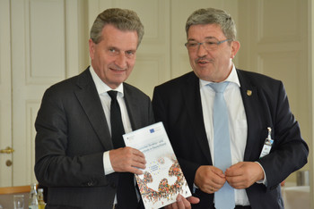 Das Foto zeigt EU-Kommissar Oettinger und Mecklenburgs Europaminister Caffier bei der Übergabe der Broschüre. 