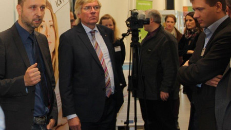 Das Foto zeigt Wirtschaftminister Hartmut Möllring bei der Eröffnung der Gründerwoche. Im Hintergrund ein Plakat der Gründerwoche. Foto: IB