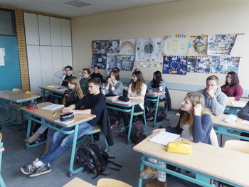 Das Foto zeigt die Schülerinnen und Schüler einer der drei 12. Klassen.