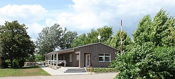 Das Bild zeigt das mit Hilfe der ELER-Mittel sanierte Empfangsgebäude des Seeburger Campingplatzes. (Foto:Seenlandschaft Südharz GmbH)